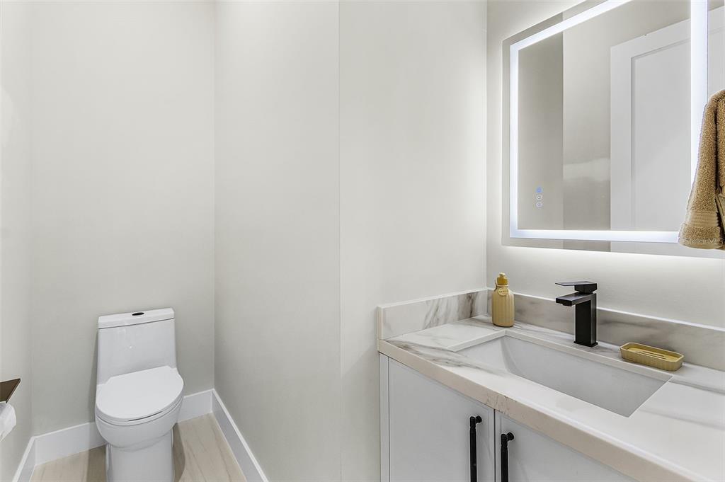 Atenia powder bathroom with vanity, mirror and toilet